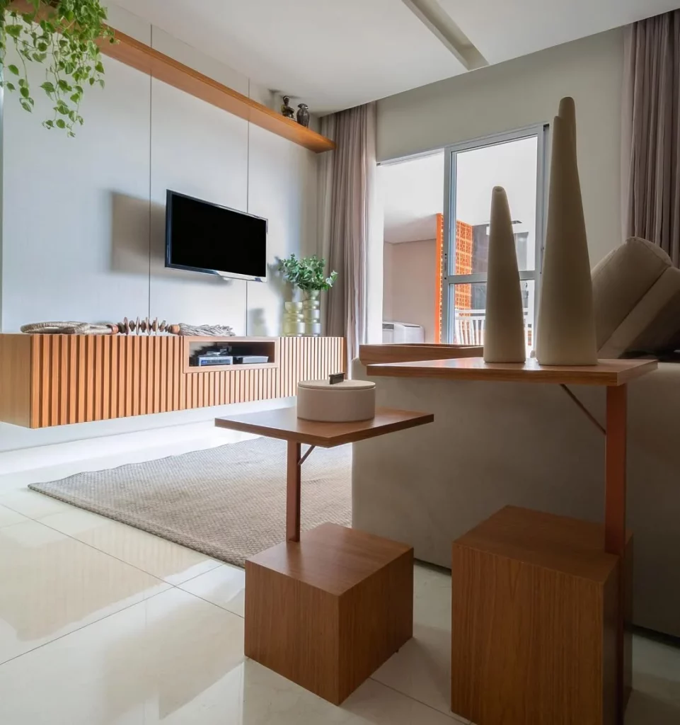 Rack suspenso ripado combinando com móveis de madeira da sala de estar.