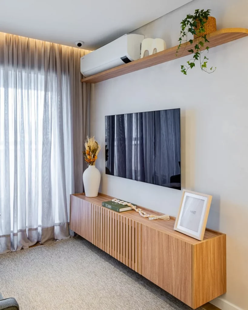 Rack suspenso de madeira e instalado de forma baixa na parede.