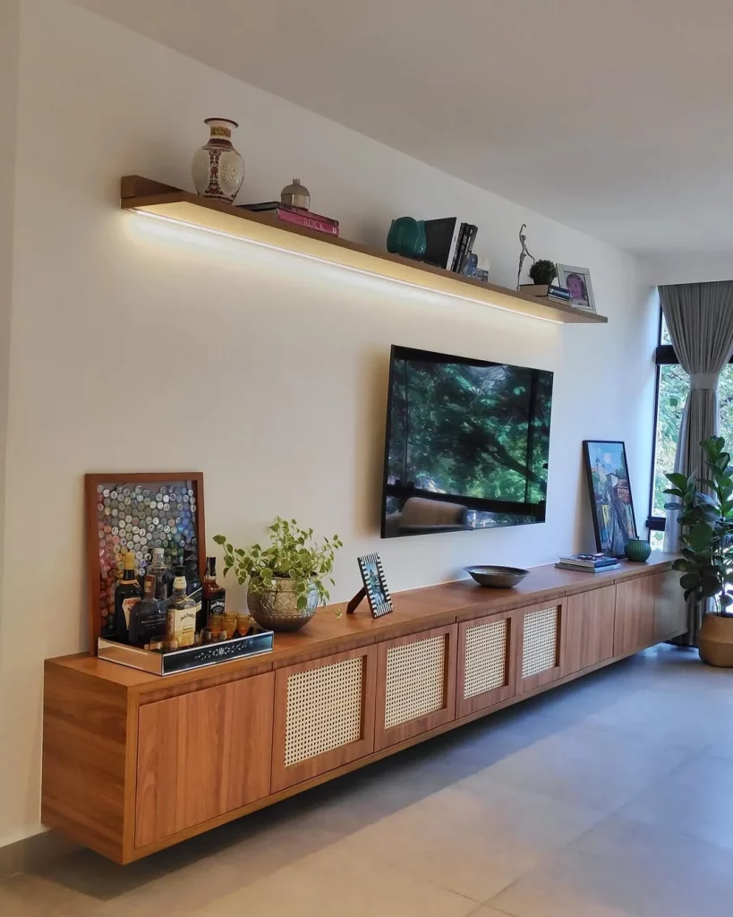 Rack suspenso com palha indiana e feito de madeira, extenso e com muitos enfeites em cima.