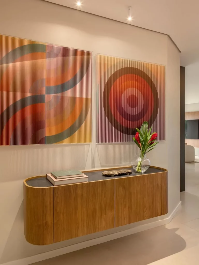 Rack suspenso de madeira e cantos arredondados.