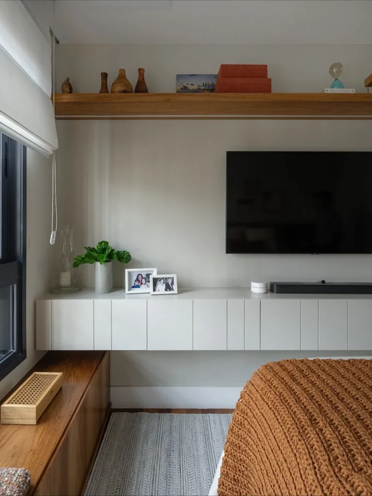 Rack suspenso modelo simples, com fotografias na superfície.