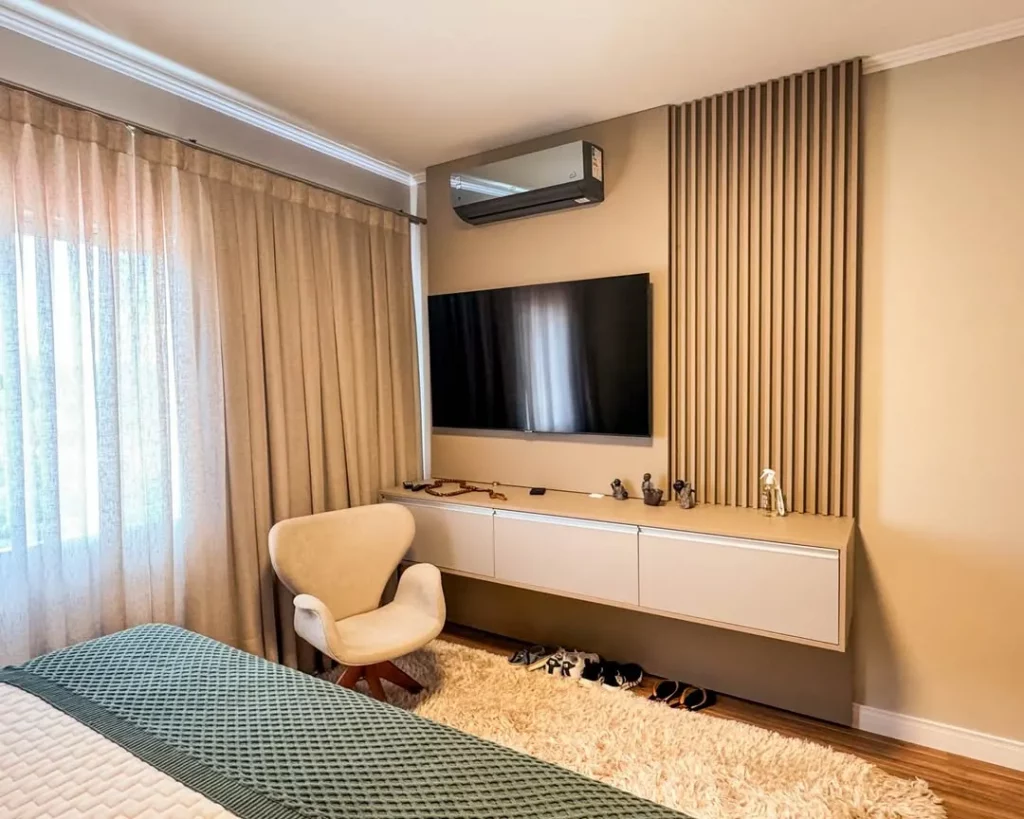 Rack suspenso no quarto com painel integrado.