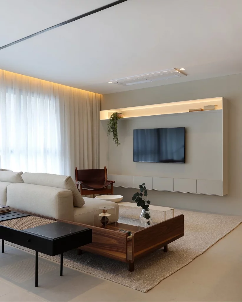 Painel com rack suspenso integrado com luz embutida.