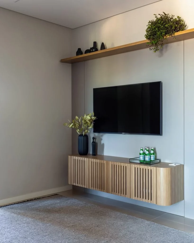 Rack suspenso com canto arredondados e pequeno.