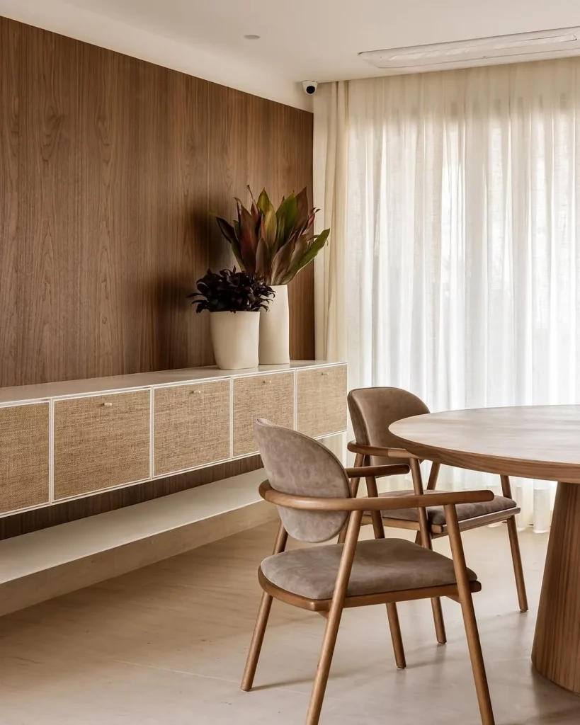 Rack suspenso de madeira na sala de jantar.