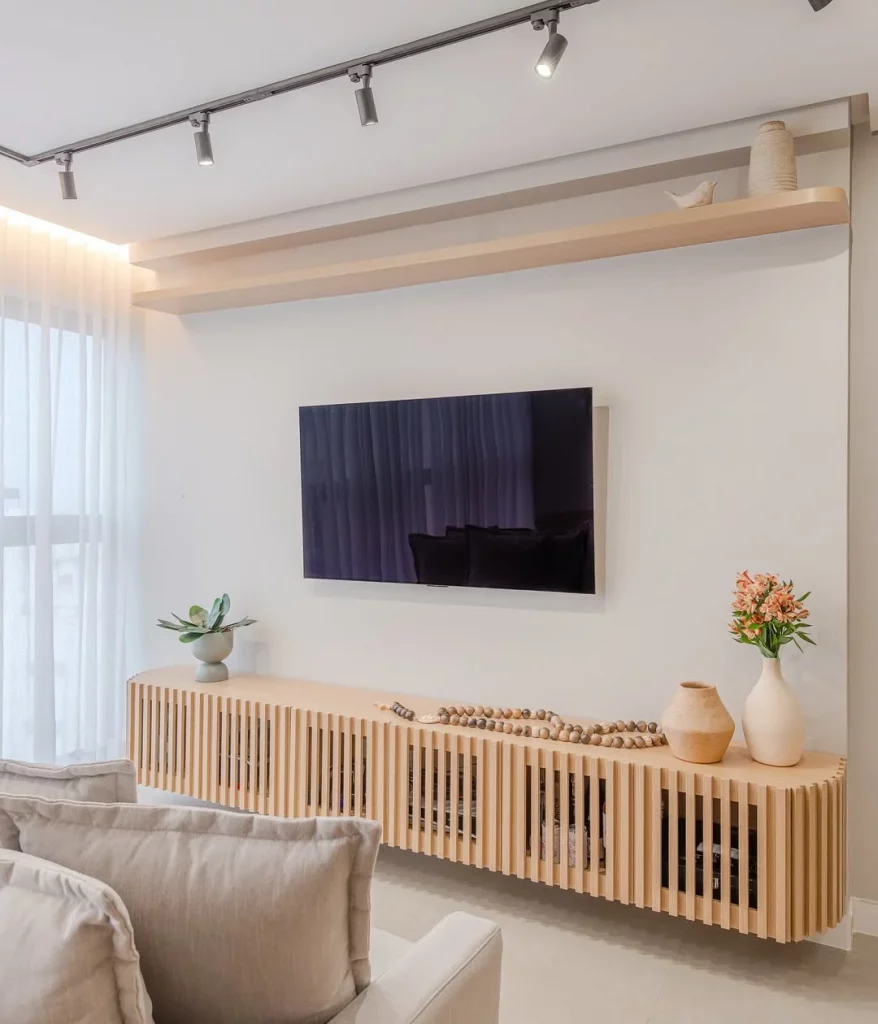 Rack ripado vazado, baixo e com enfeites em cima.