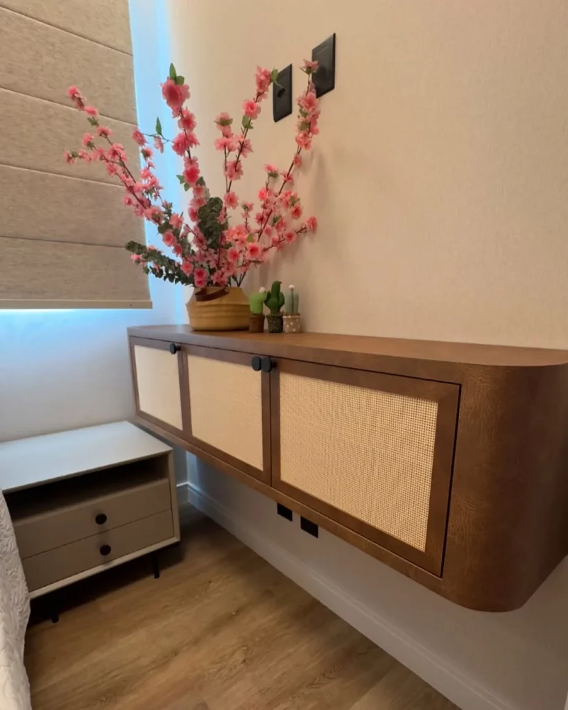 Rack suspenso de madeira com palha indiana, vaso de planta em cima.