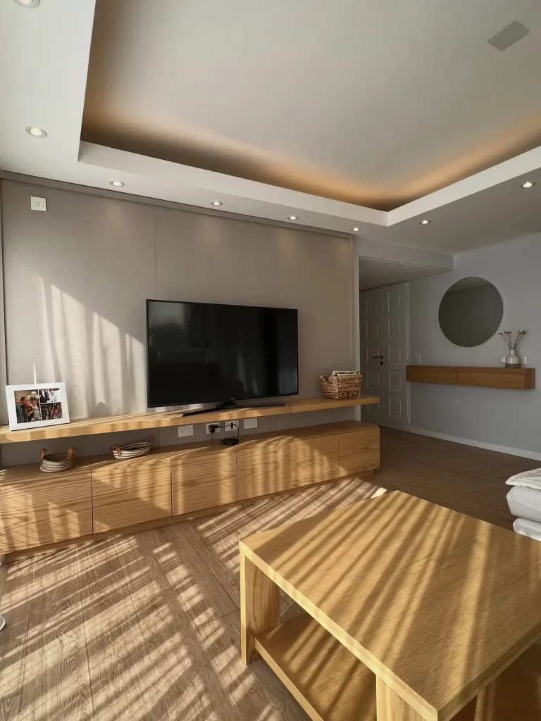 Prateleira na sala de estar acima do rack.