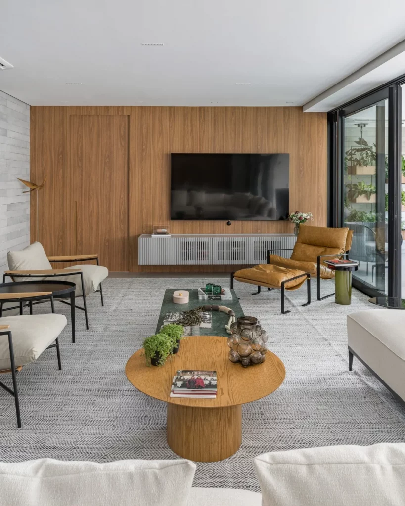 Rack suspenso cinza na sala de estar com móveis de madeira e estofados cinza.