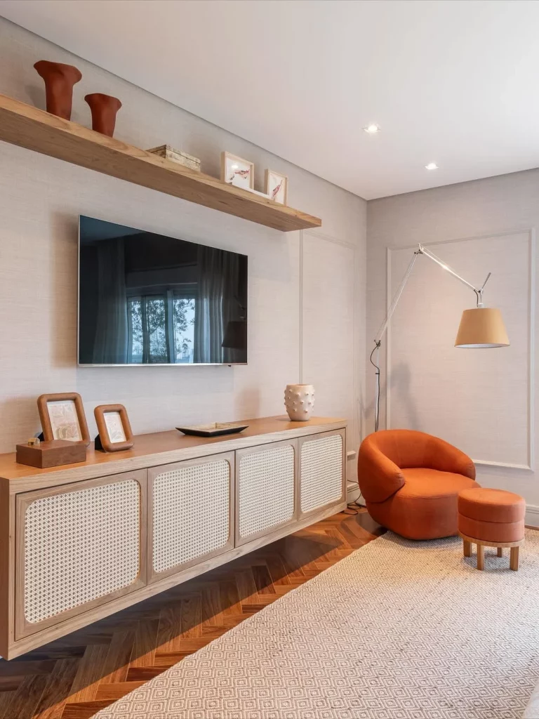 Prateleira de madeira em sala moderna com toques vintage, aconchegante.