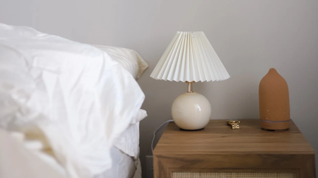 Mesa de cabceira de madeira e abajur branco vintage.