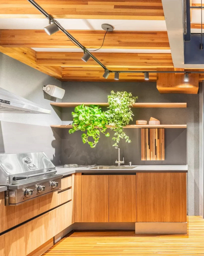 Cozinha com armário de madeira e iluminação natural.