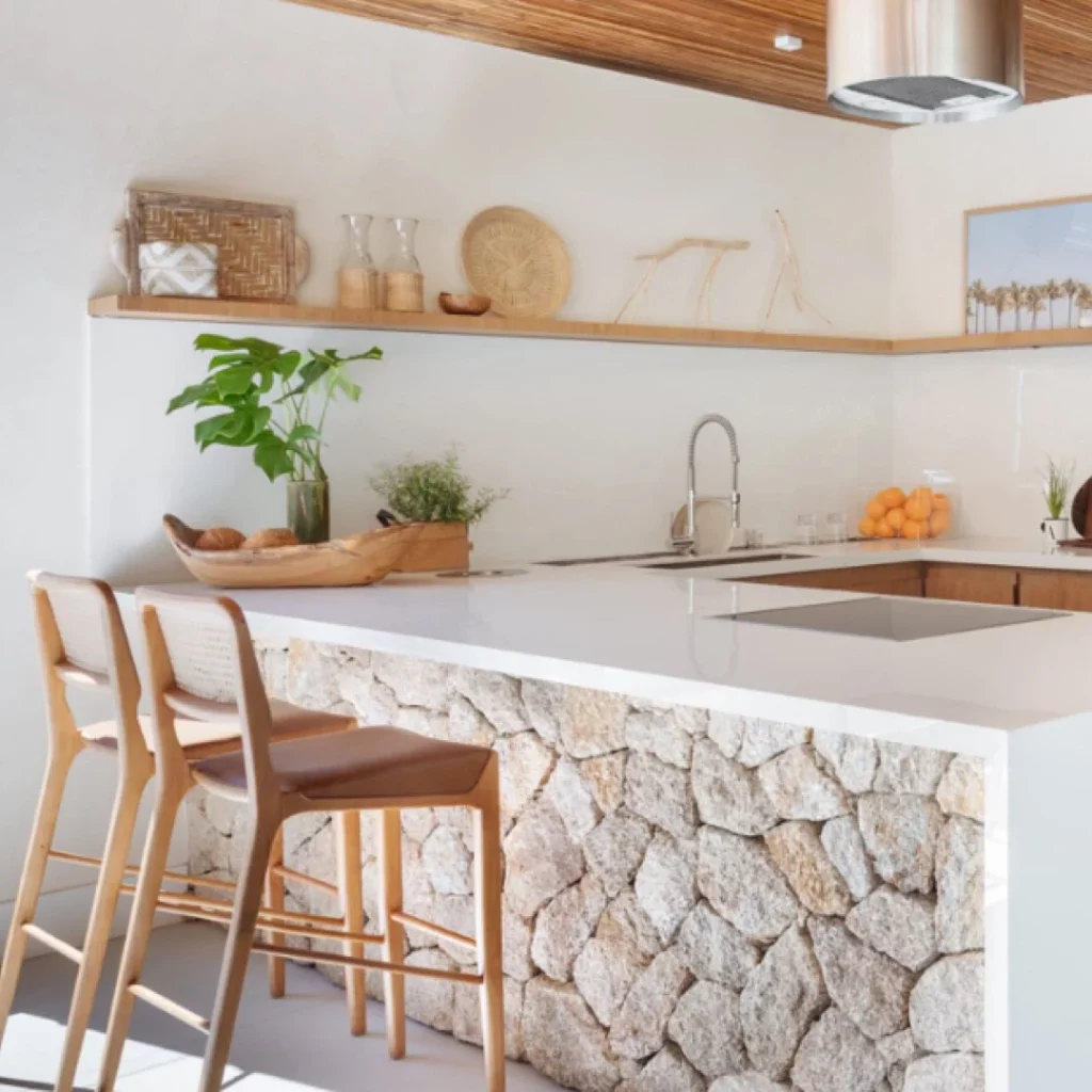 Cozinha com bancada em L planejada e detalhes em pedra.