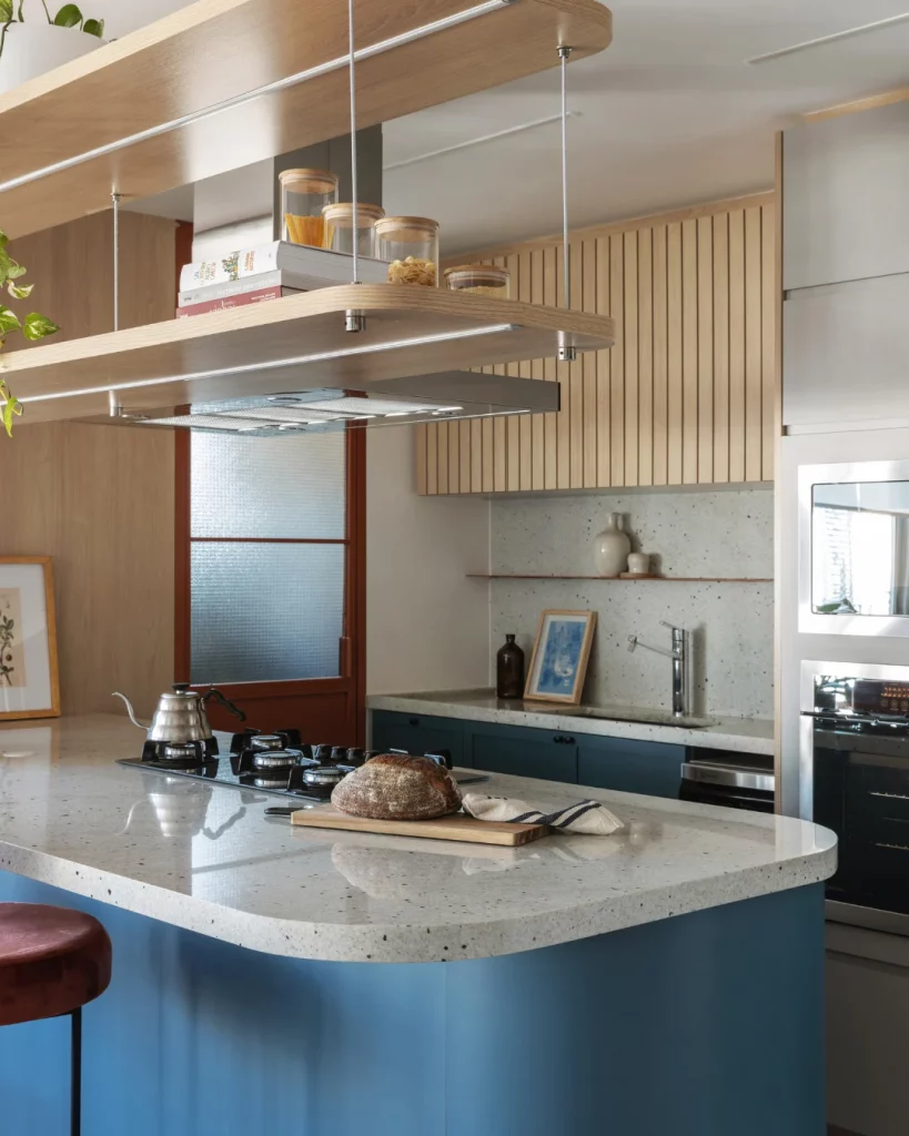 Bancada e ilha de cozinha que combinam entre si.