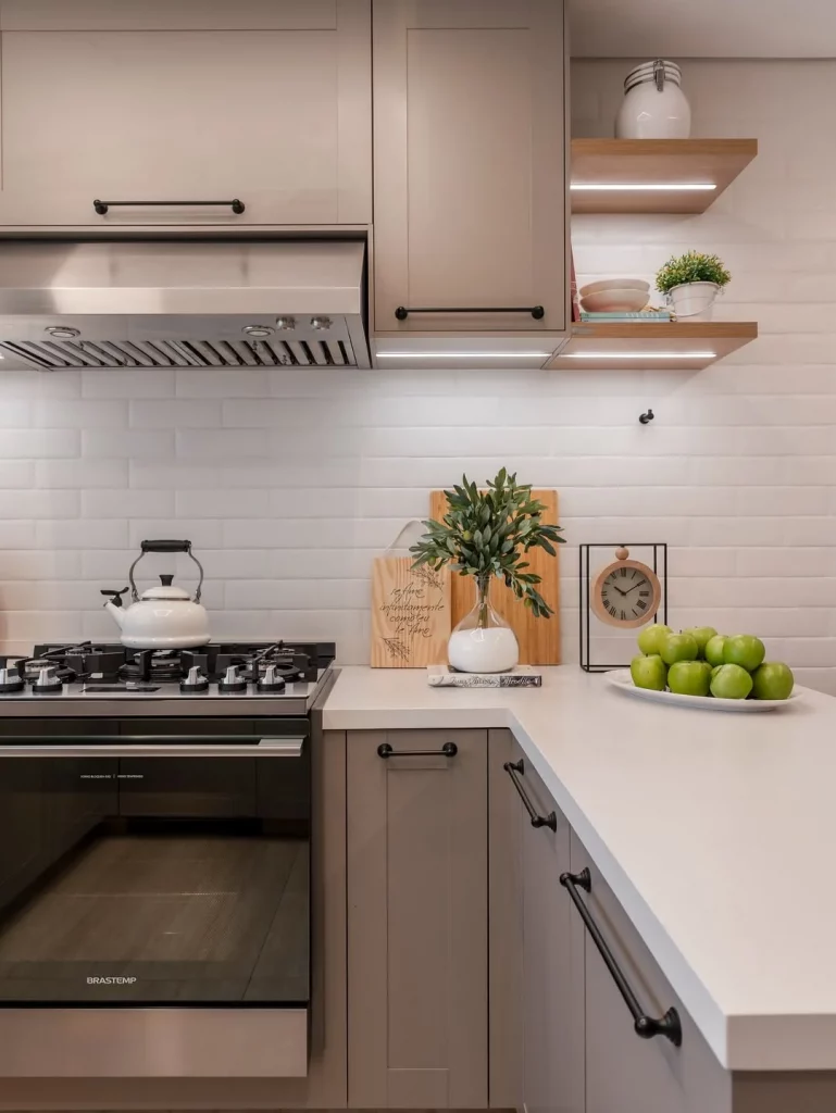 Cozinha planejada elegante e clássica com tons neutros.