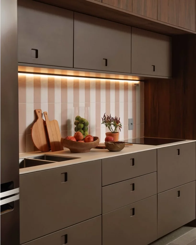 Bancada de cozinha com iluminação de LED.