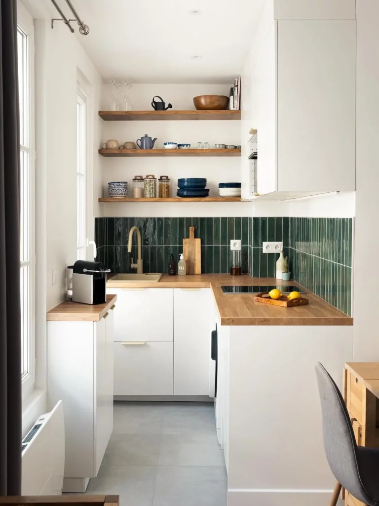 Bancada de madeira em cozinha pequena.