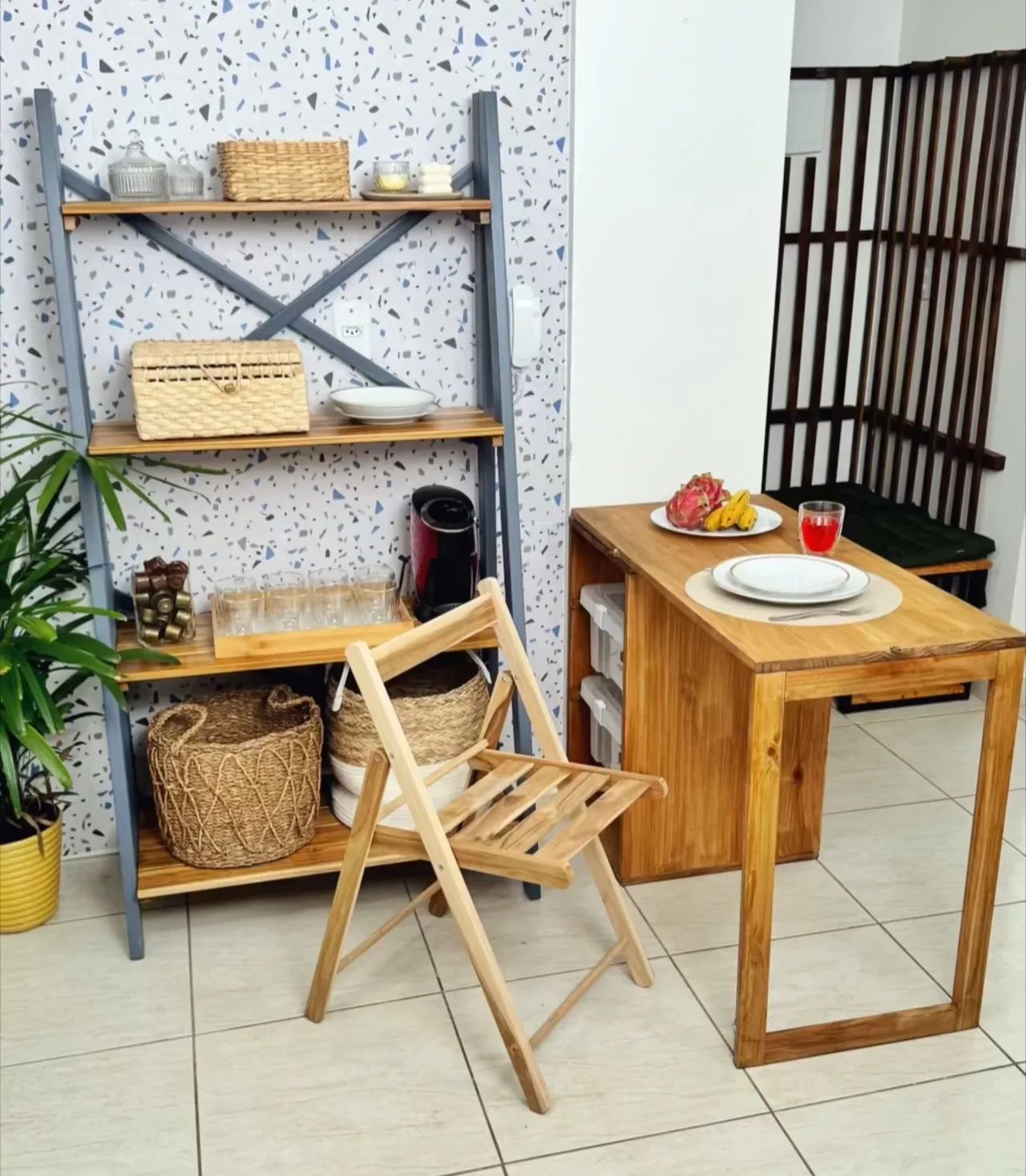 Estante do cantinho do café, mesa dobrável e cadeira de madeira.