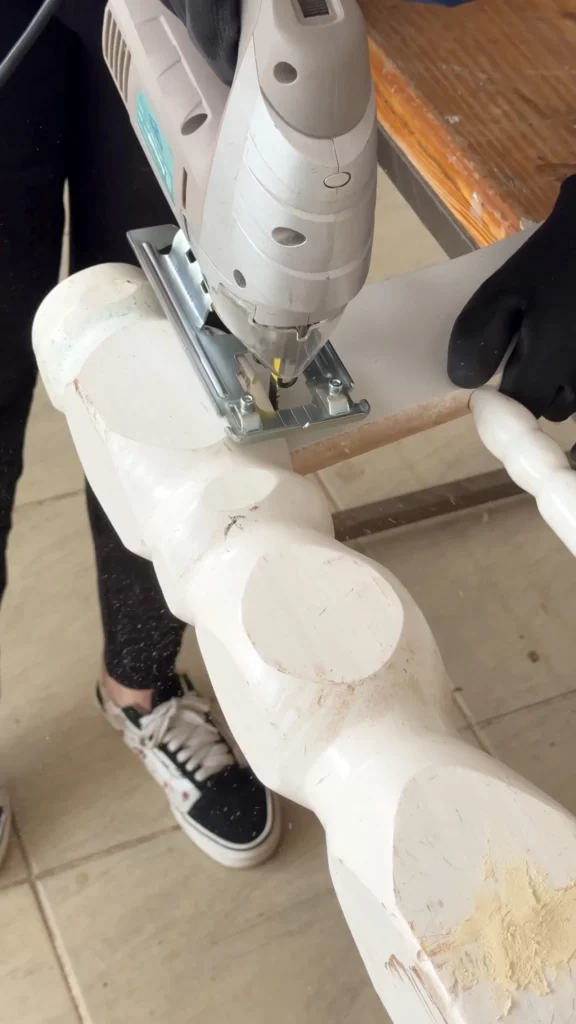 Corte com tico-tico de uma cabeceira de cama branca.