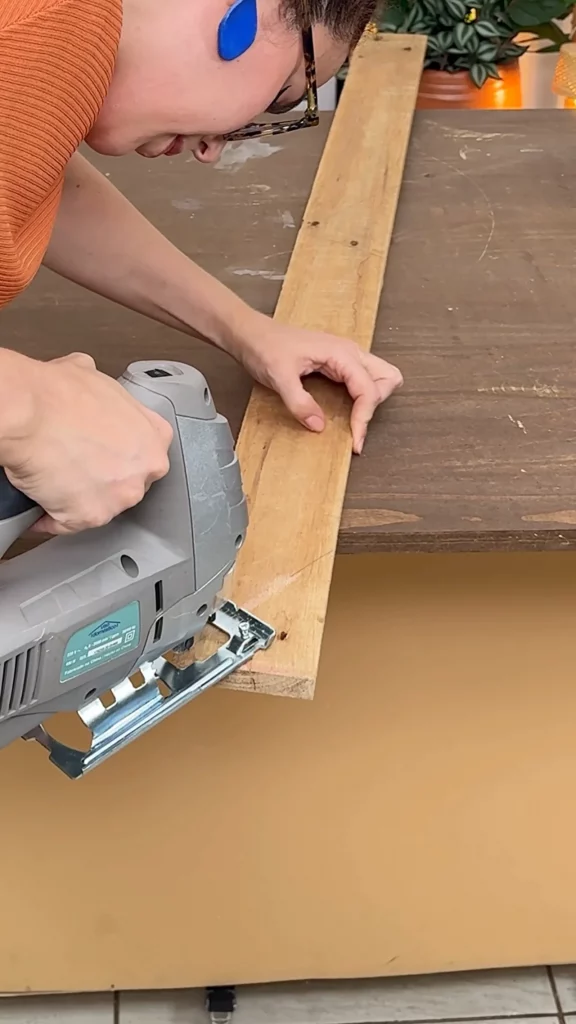 Corte das ripas de madeira para fazer a mesa.