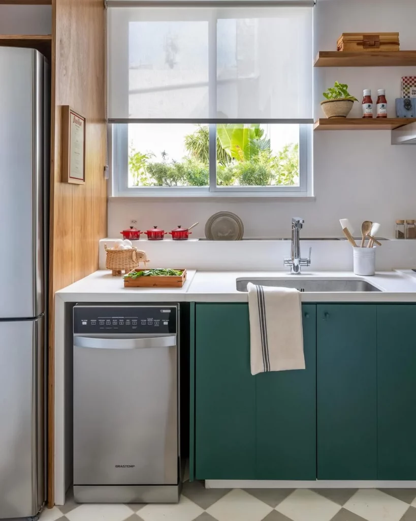 Cozinha com bancada planejada pequena e armário esverdeado.