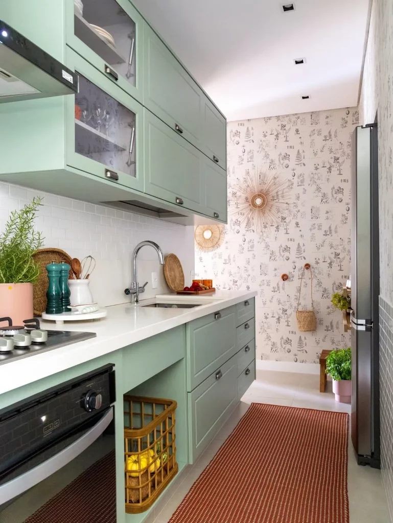 Cozinha com armário verde e bancada branca.