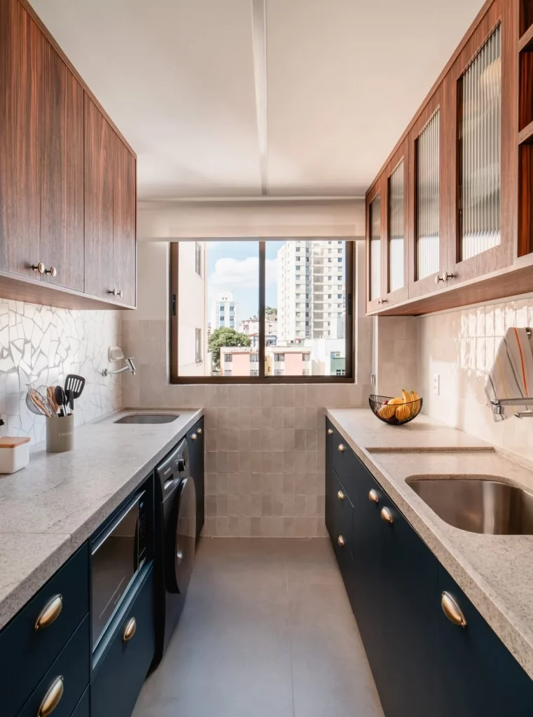 Cozinha azul marinho clássica e elegante.