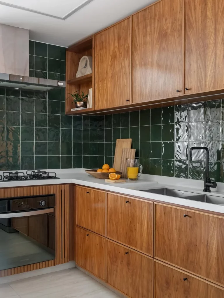 Cozinha com azulejo verde escuro e armário de madeira.