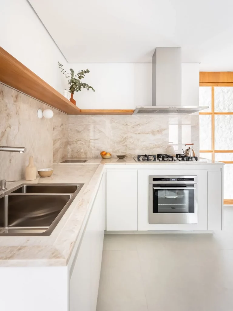 Bancada de mármore em cozinha clean.