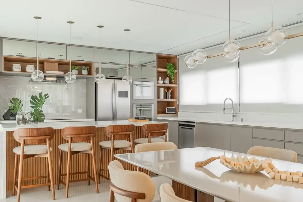 Cozinha branca com cinza e detalhes em madeira.