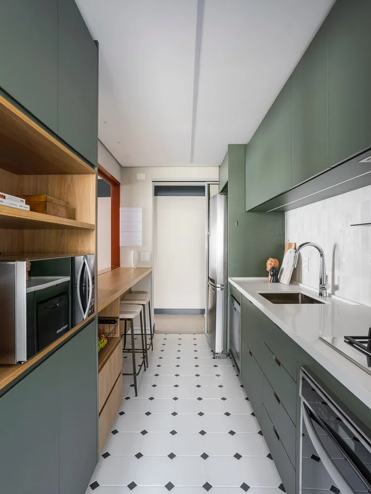 Cozinha estilo linear e bancada branca.