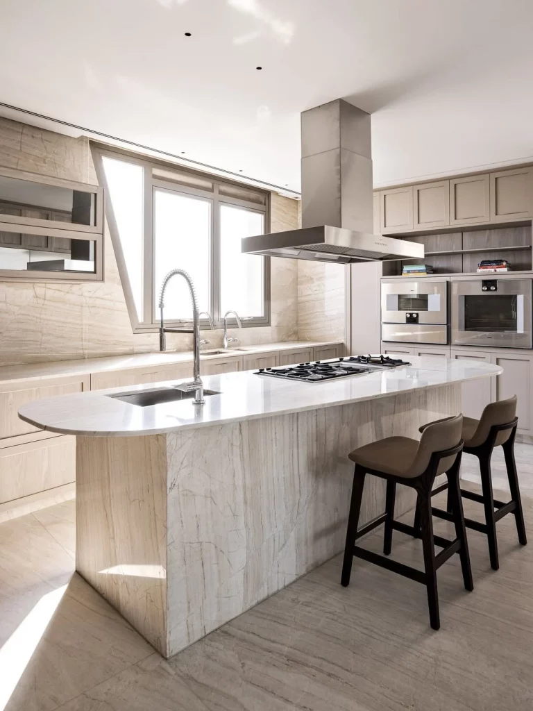 Cozinha moderna com bancada e ilha de pedra.