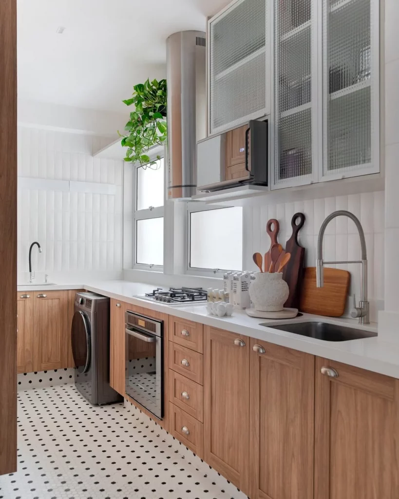 Cozinha com armário de madeira e lavanderia na bancada.