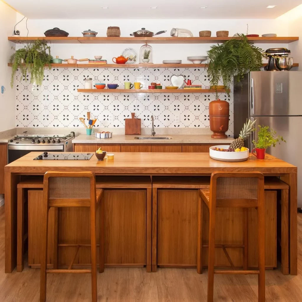Cozinha de madeira com bastante brasilidade, plantas e filtro de barro.