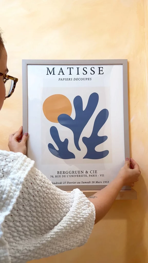 Colocando quadro na prateleira pequena e estreita.