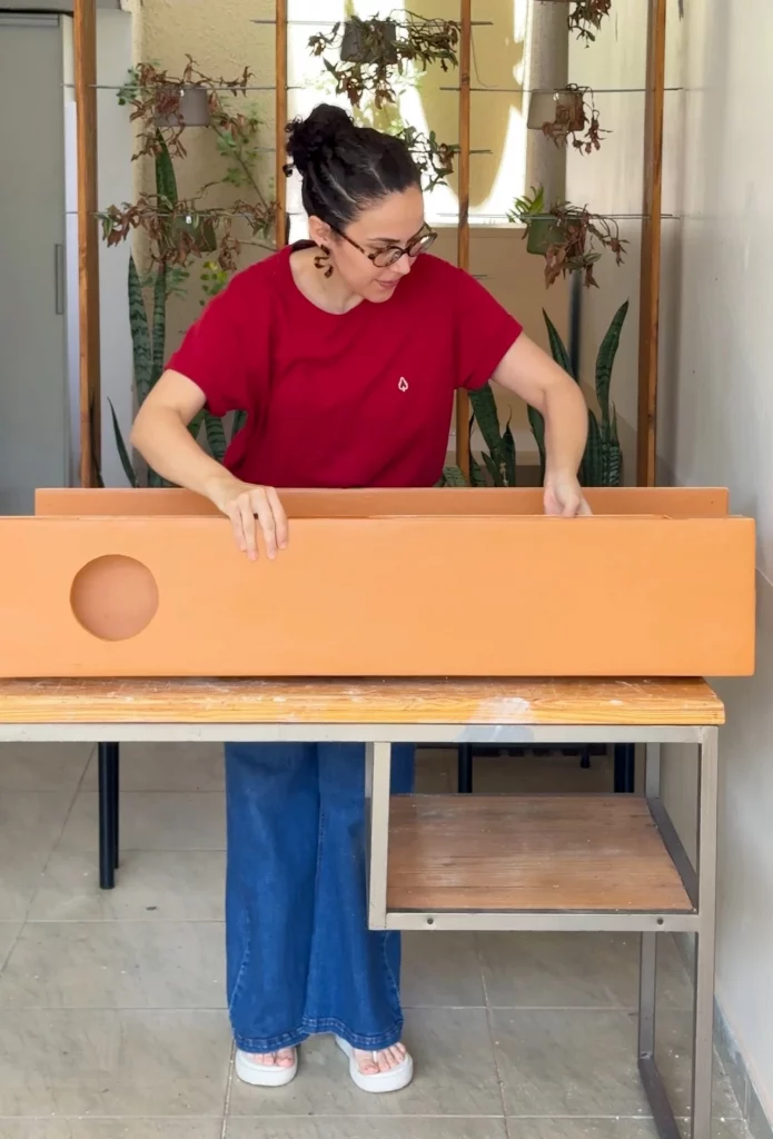 Encaixe das partes da tábua do aparador laranja.