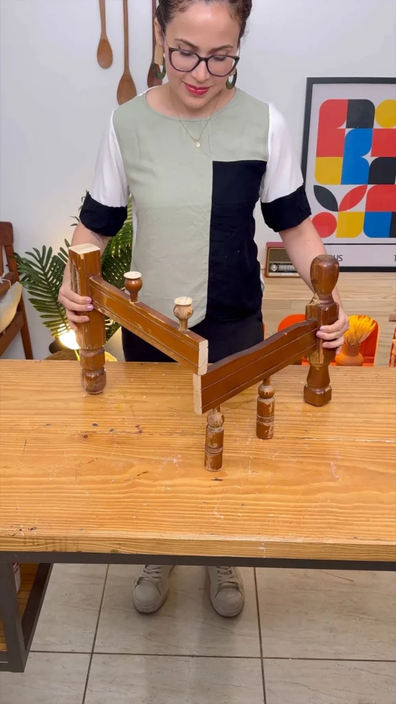 Encaixe das duas partes da cabeceira de madeira que vão ser os pés da mesa.