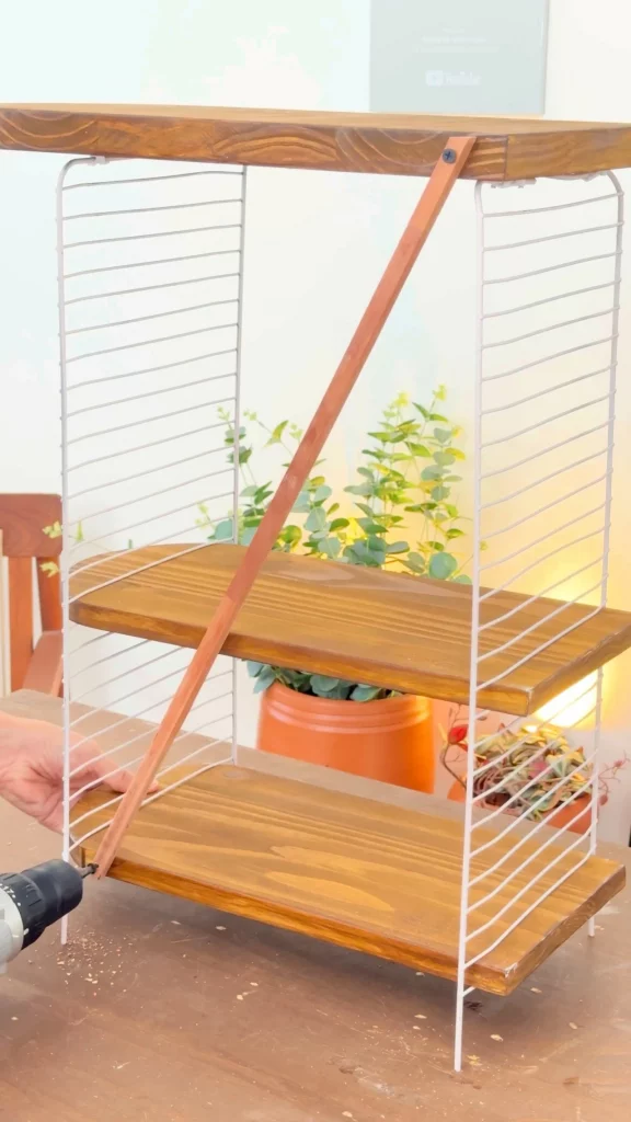 Mesa de cabeceira com grelha de churracso e estabilizador com ripa lateral.