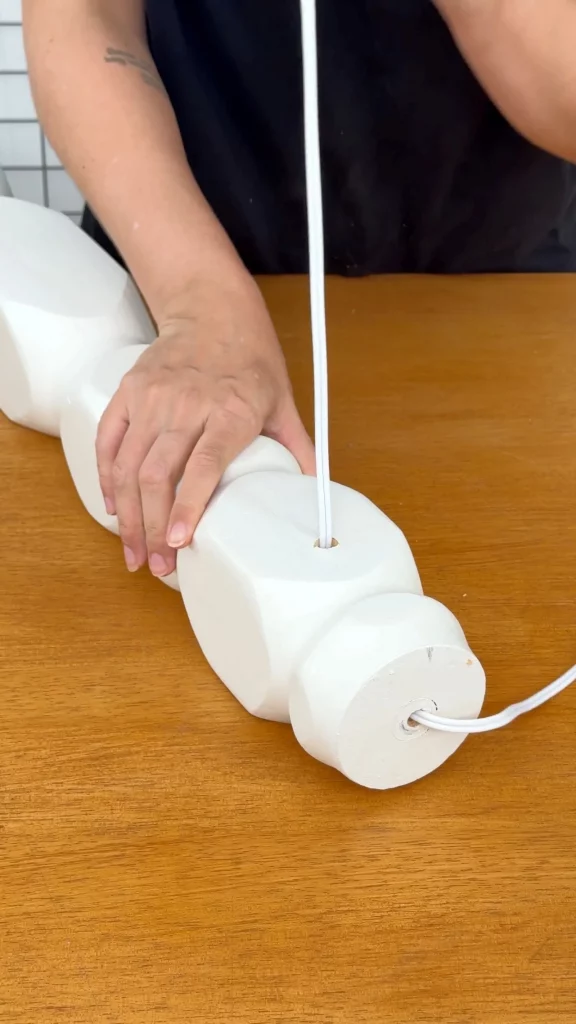 FIação passando pela cabeceira de cama.