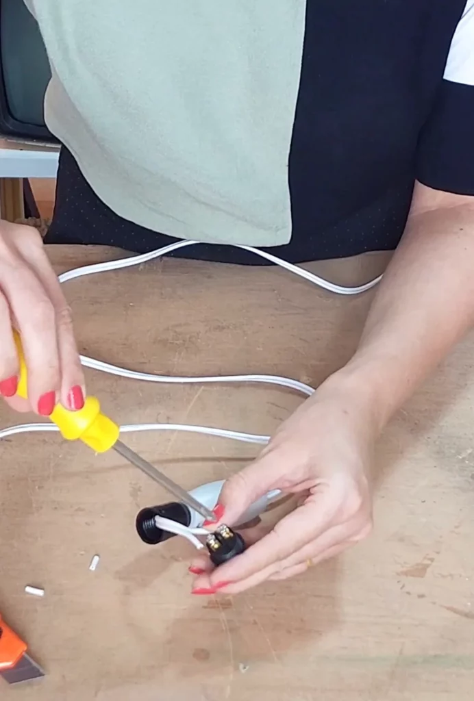 Encaixe dos fios no soquete.