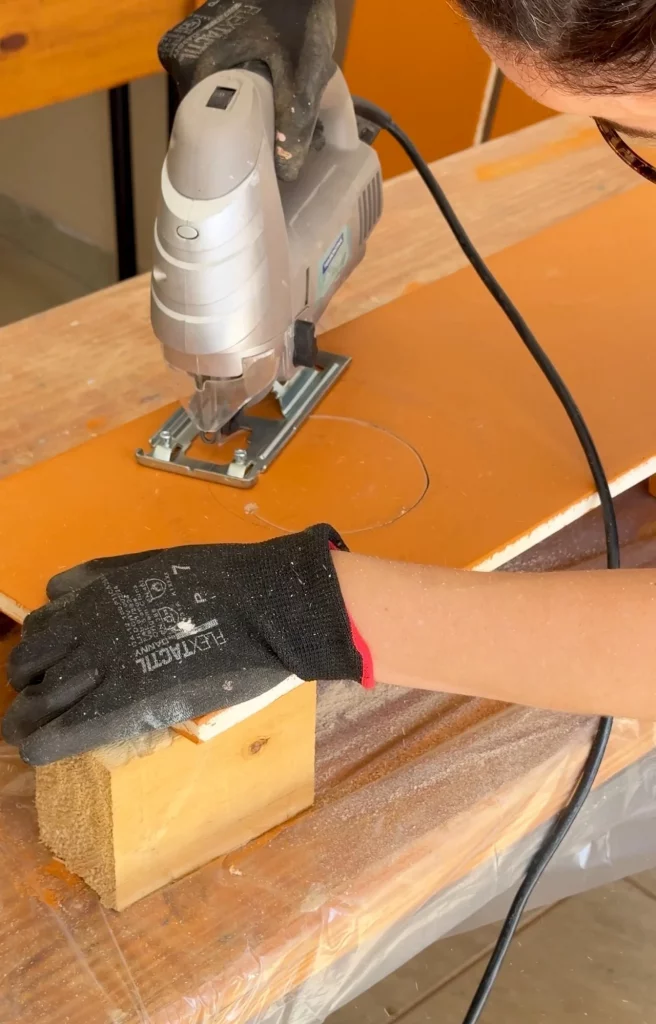 Furo na superfície laranja da tábua do aparador.