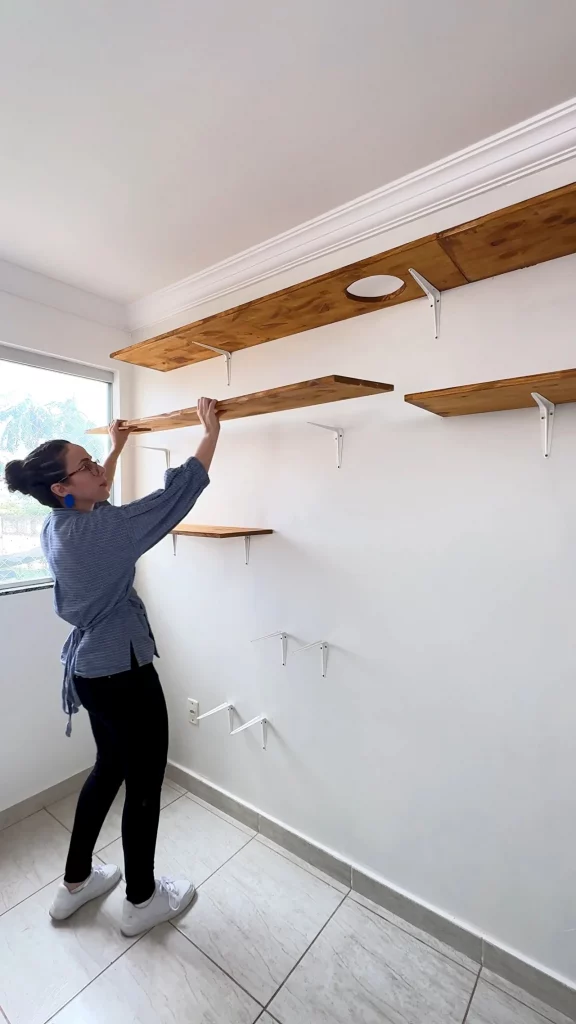 Encaixando prateleiras nas mãos francesas para os gatos brincarem.