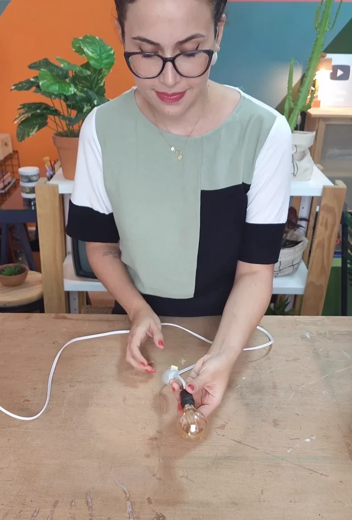 Lâmpada encaixada no soquete.