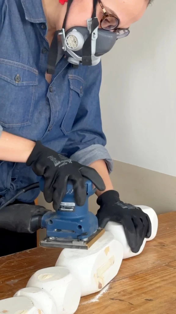 Processo de lixar a cabeceira para tirar a camada grossa de tinta.