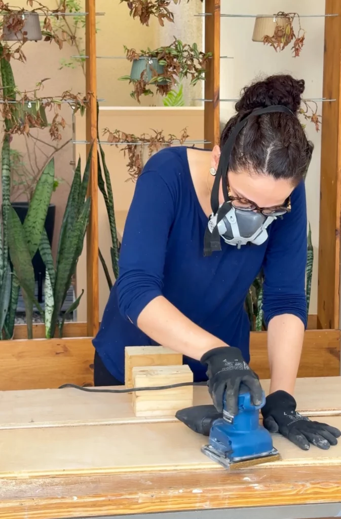 Lixando a madeira do aparador.