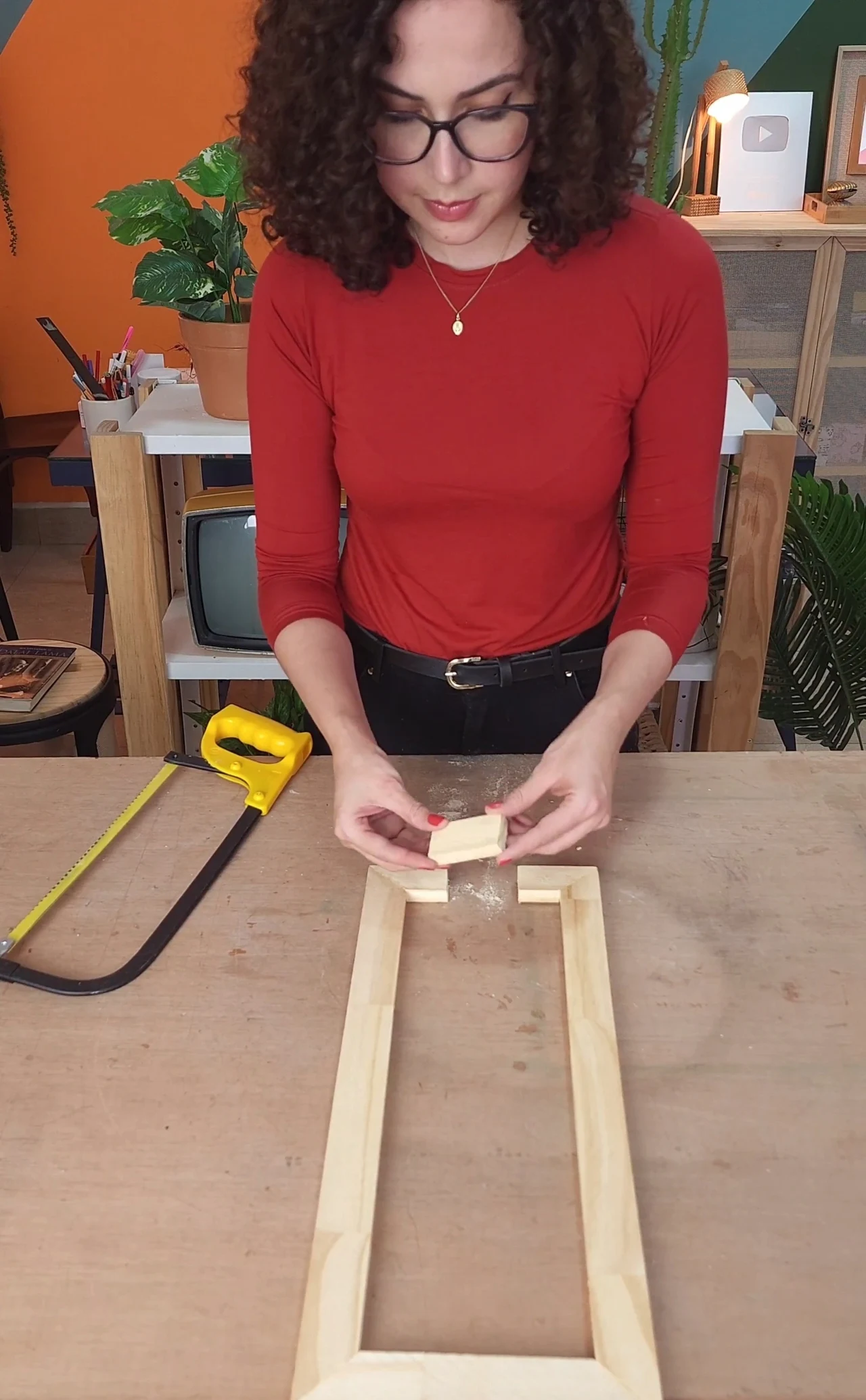 Moldura da mesa dobrável com corte retangular na base.