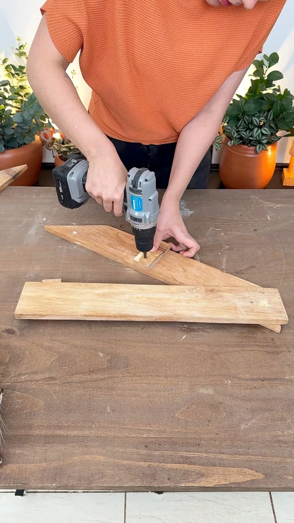 Parafusando as ripas de madeira para fazer a base da mesa.