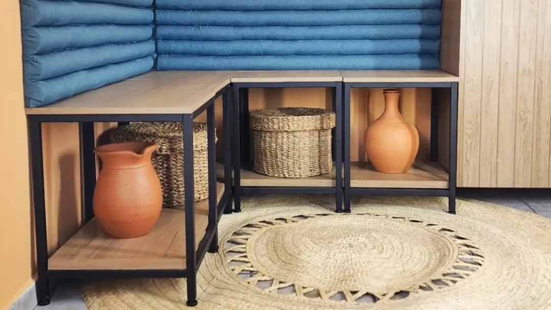 Canto alemão modular com vários bancos.