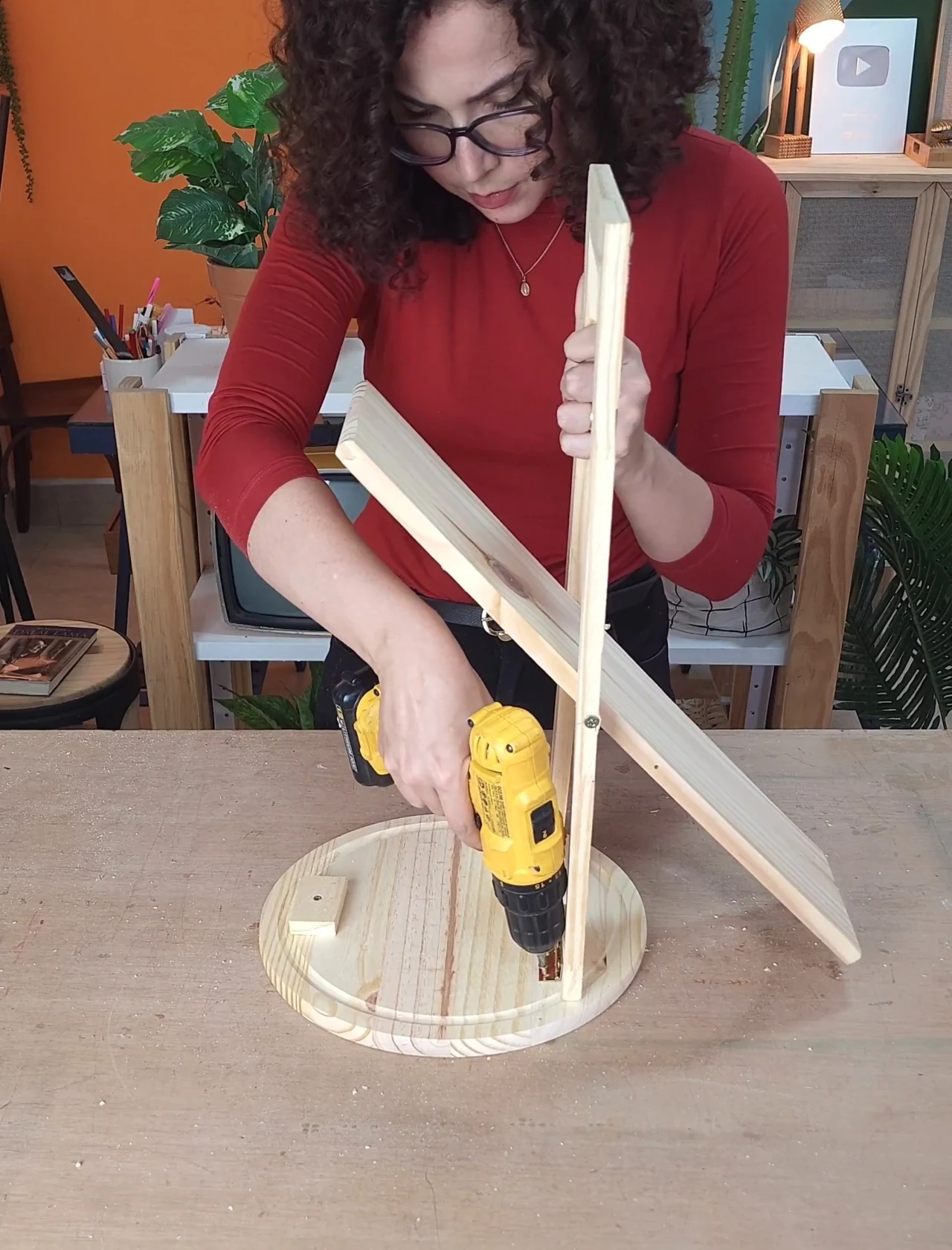 Finalizando estrutura da mesa dobrável com furadeira.