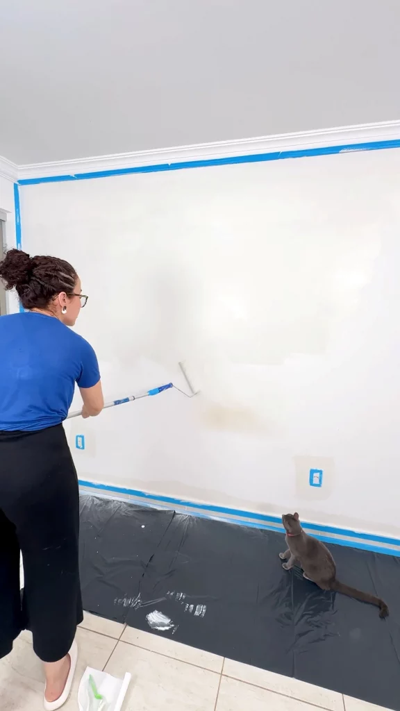 Neutralizando a parede colorida com tinta cinza.